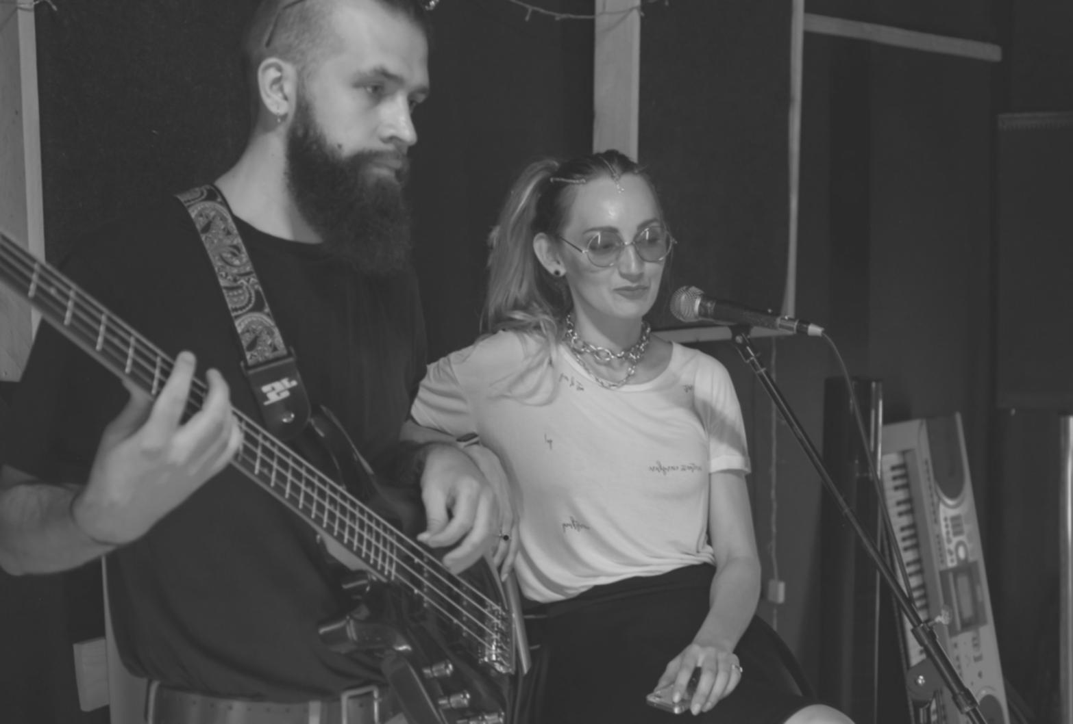 Musiciens en pleine session d'improvisation collective